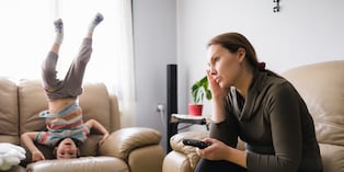 Muchos progenitores se quejan de que tienen hijos hiperactivos y no siempre esto es así. Lo que le pasa a los padres de hoy día es que tienen poca memoria y menos paciencia. Foto: Istock