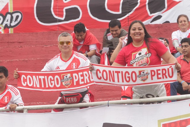 Hinchas peruanos alientan a la selección previo a su encuentro con Paraguay en Ciudad del Este. Foto: Alan Ramírez