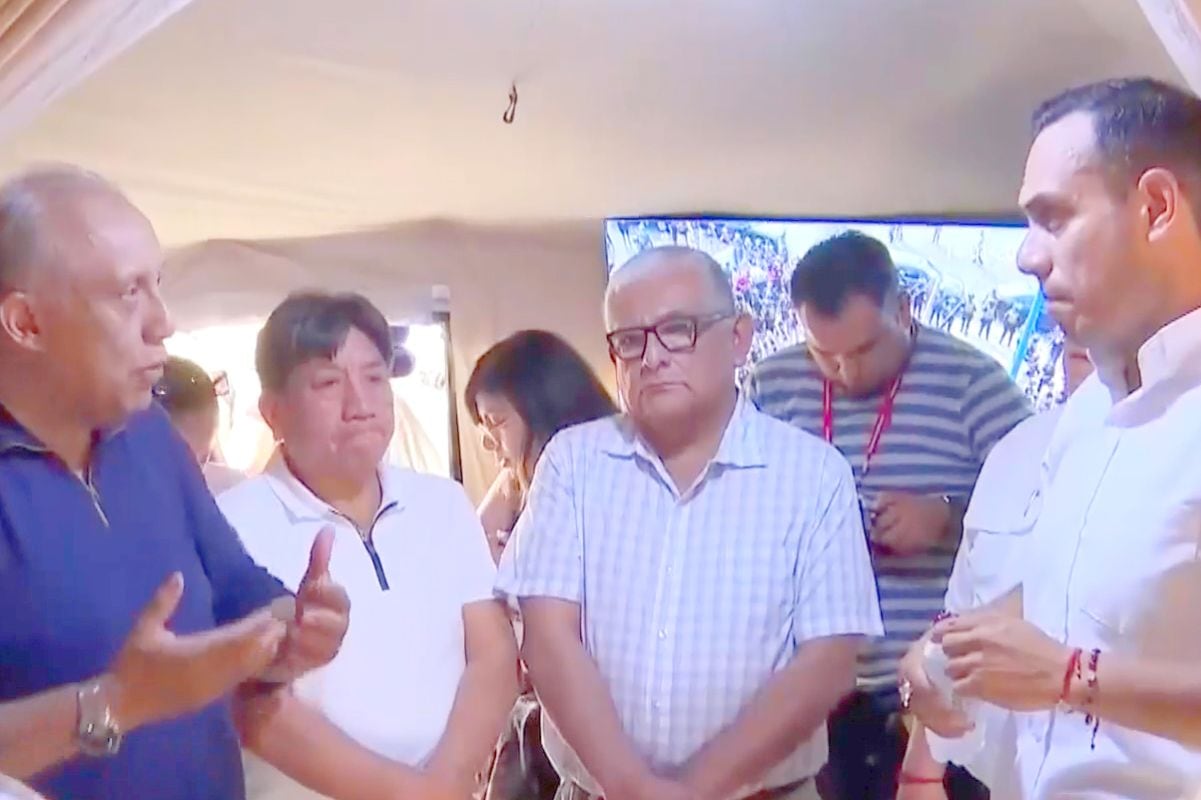 El mandatario José Jerí se reunió con los dirigentes del transporte urbano en una carpa instalada en el distrito de Rímac. Foto: América Noticias
