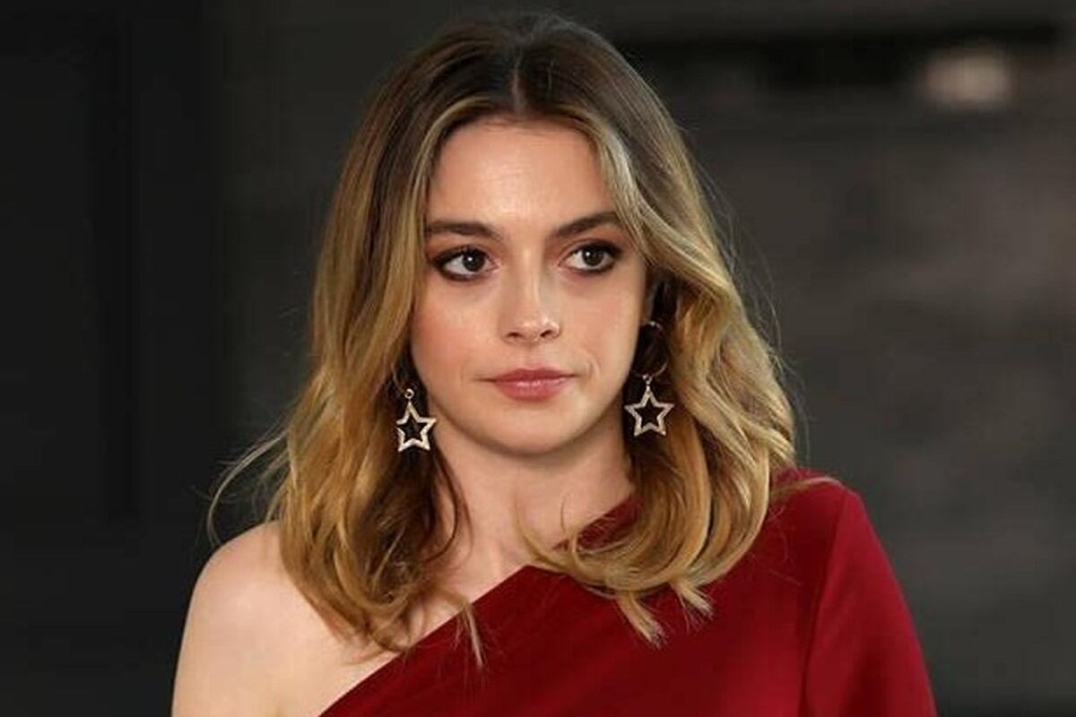 Derin de rojo en una escena de "Infiel" (Foto: Medyapım)