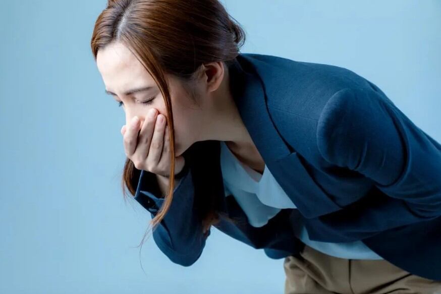 En algunos casos, el paciente presente náuseas y vómitos. Foto: Pexels