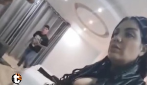 John Kelvin estaba desnudo, con aliento alcohólico y herida en la oreja durante su intervención, dice acta policial