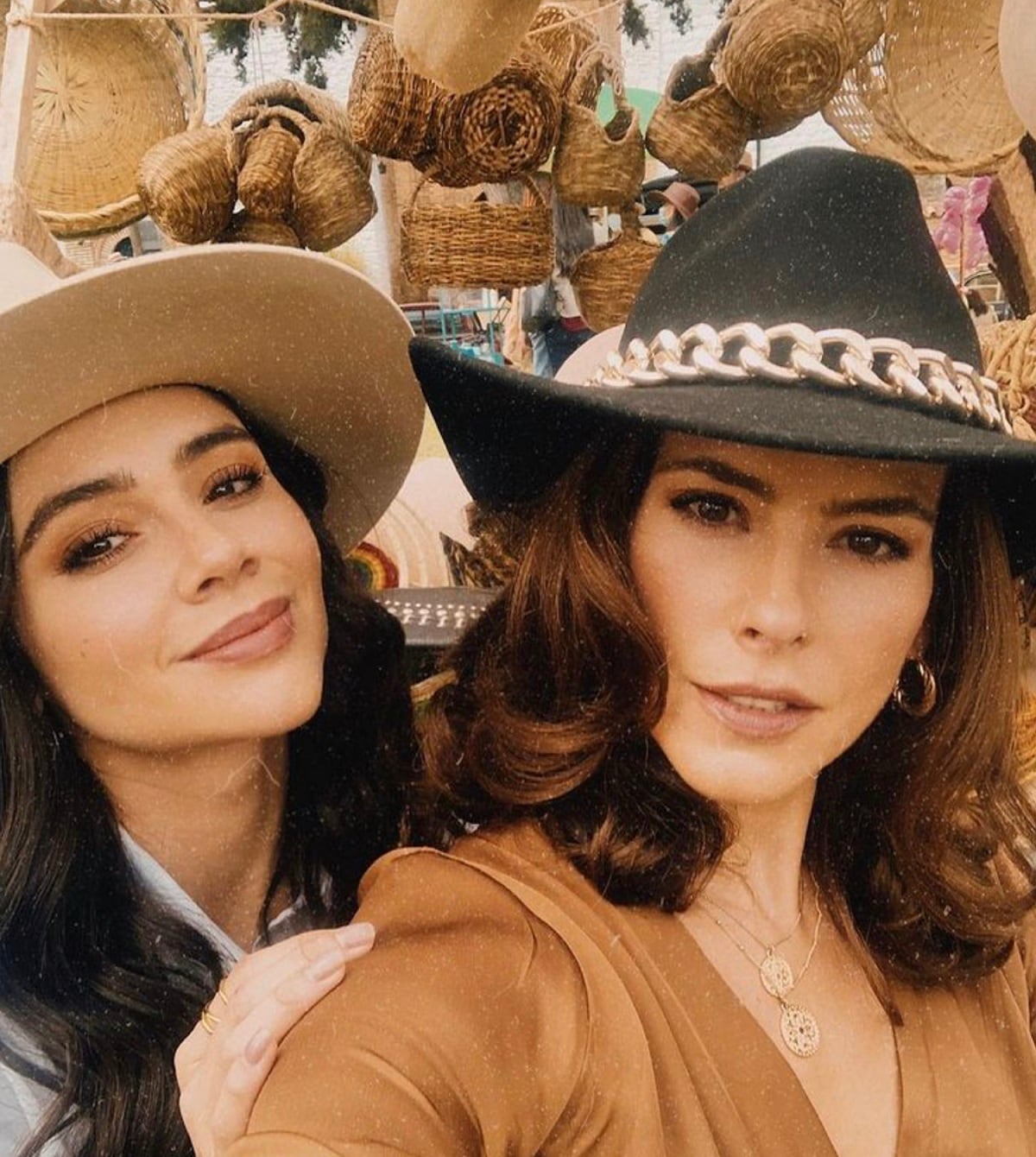 Camila Rojas junto a Zharick León durante las grabaciones de la segunda temporada de “Pasión de gavilanes” (Foto: Camila Rojas/ Instagram)