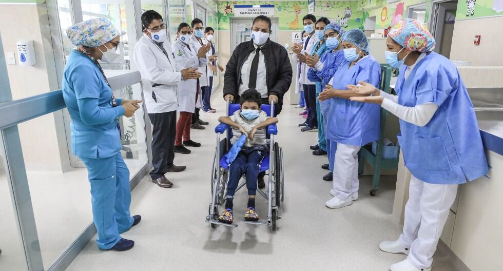 Padre dona parte de su hígado y salva a su niño con exitoso trasplante realizado en el Hospital Rebagliati. (EsSalud)