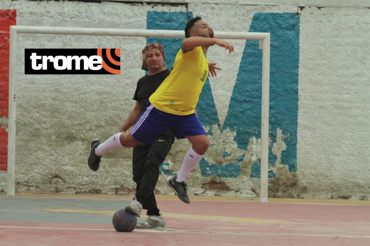 El clásico 'teatro' no podía faltar en las pichangas. Foto: Alan Ramírez