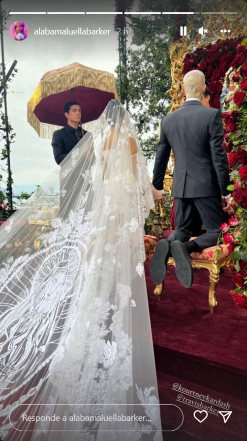 Kourtney Kardashian y Travis Barker contrajeron nurpcias en Italia y Alabama captó el momento. (Foto: @AlabamaBarker)