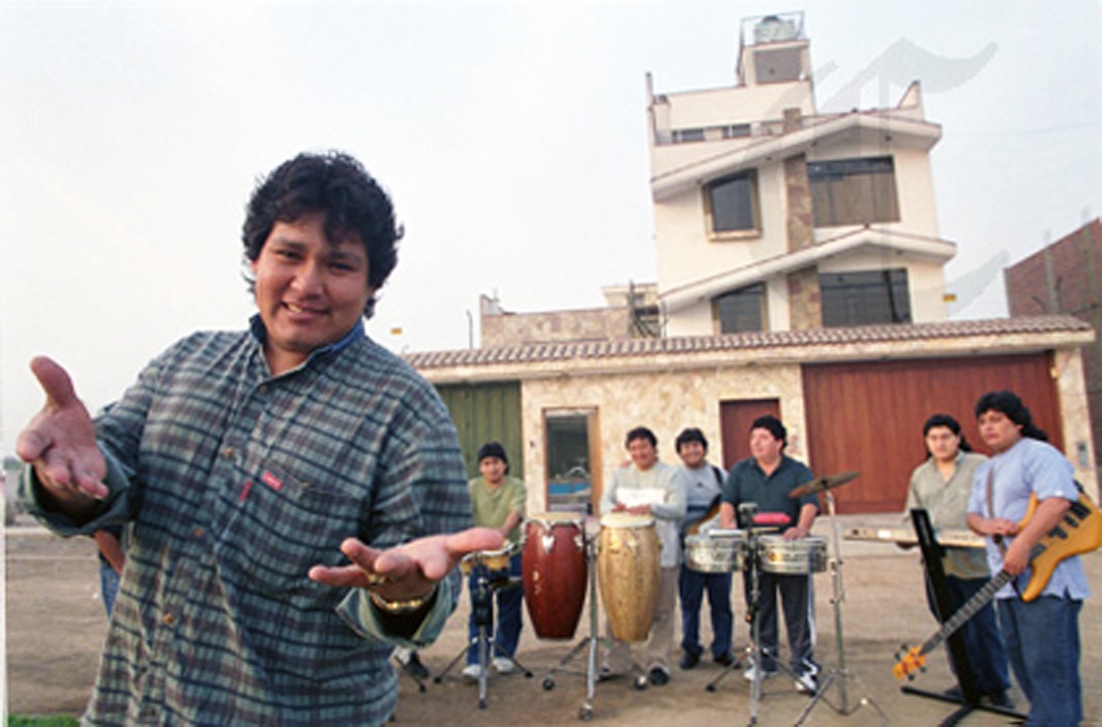 Johnny Orosco, papá de Deyvis, y el Grupo Néctar. ( FOTO: EL COMERCIO)