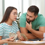 ¿Cómo repartir los gastos en pareja? Claves para evitar conflictos por dinero