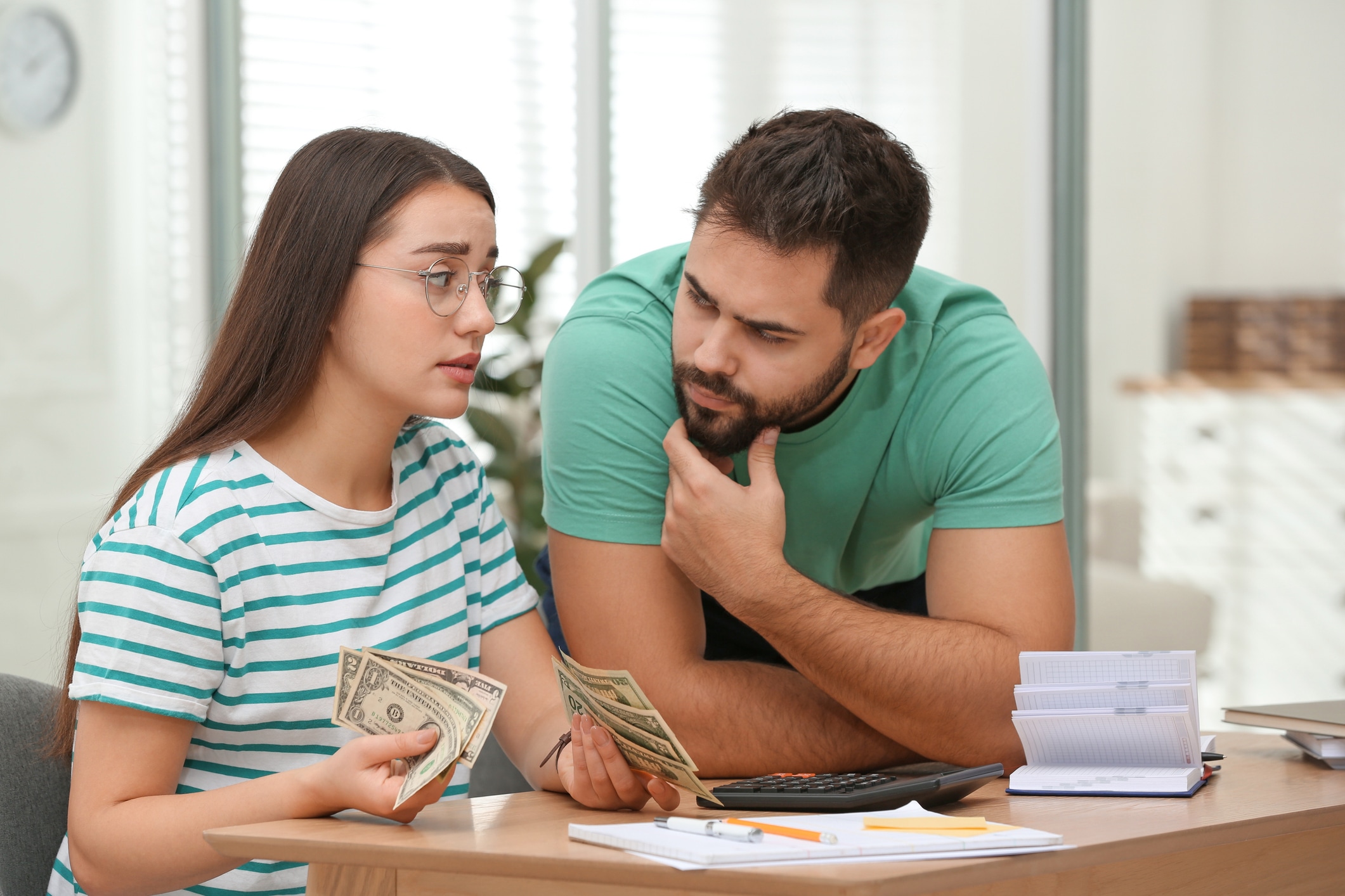 Para evitar peleas, acuerden qué gastos asumirá cada uno y cuánto aportarán al mes. También pueden crear un fondo común para las cuentas del hogar y mantener aparte sus gastos personales. Foto: Istock
