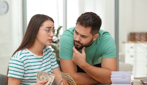 ¿Cómo repartir los gastos en pareja? Claves para evitar conflictos por dinero