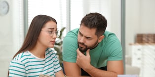 Para evitar peleas, acuerden qué gastos asumirá cada uno y cuánto aportarán al mes. También pueden crear un fondo común para las cuentas del hogar y mantener aparte sus gastos personales. Foto: Istock