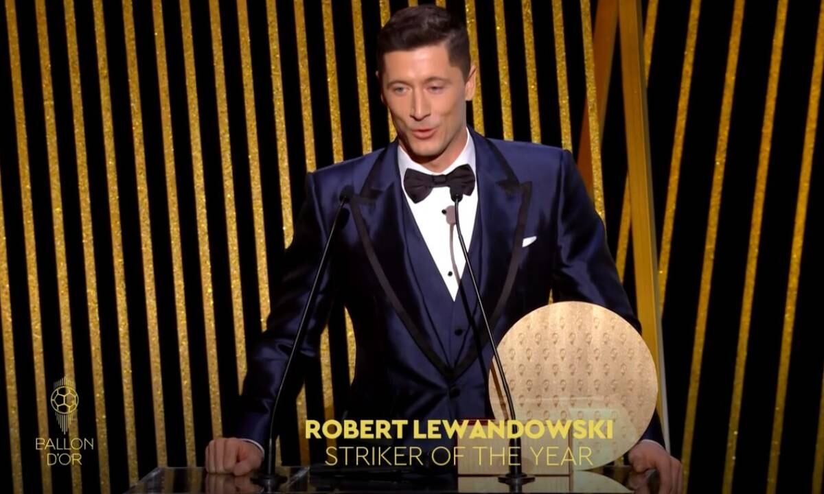 Lewandowski fue distinguido como el delantero del año durante la ceremonia del Balón de Oro 2021.