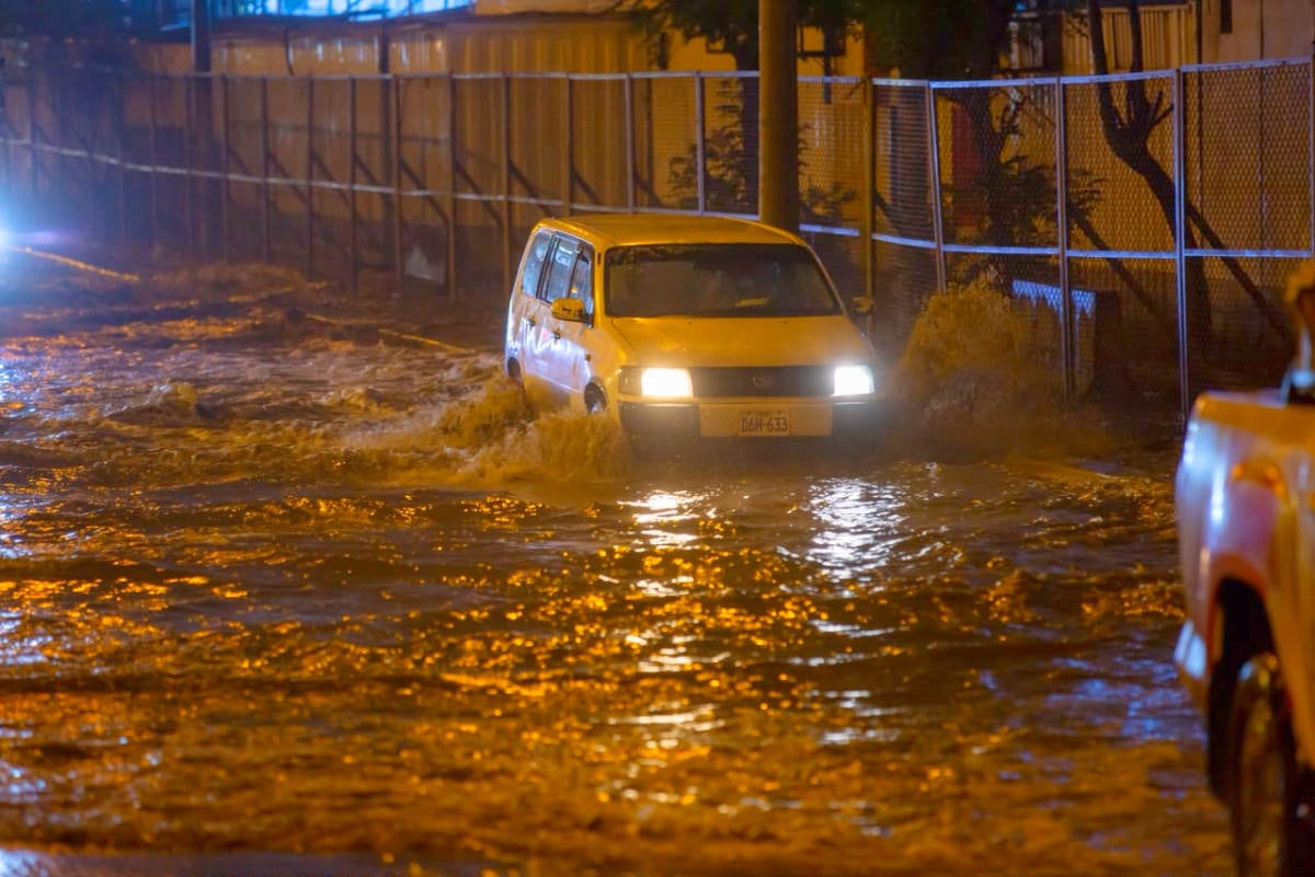 Las calles quedaron anegadas producto de la fuerte precipitación. (Foto: Fernando Sangama / @photo.gec)