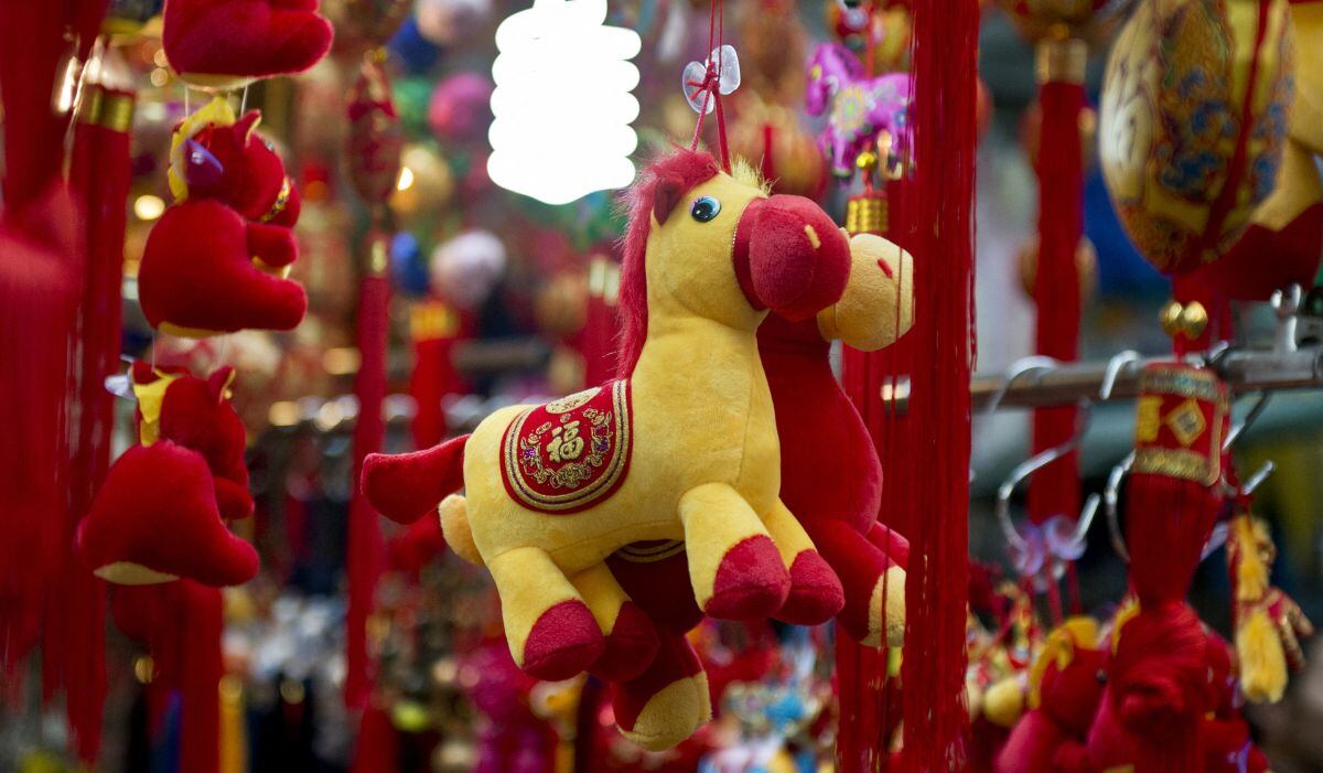 Figuras de caballos se exhiben en un puesto de mercado que vende artículos del Año Nuevo chino en Hong Kong el 3 de enero de 2014. (Foto: Alex Ogle / AFP)