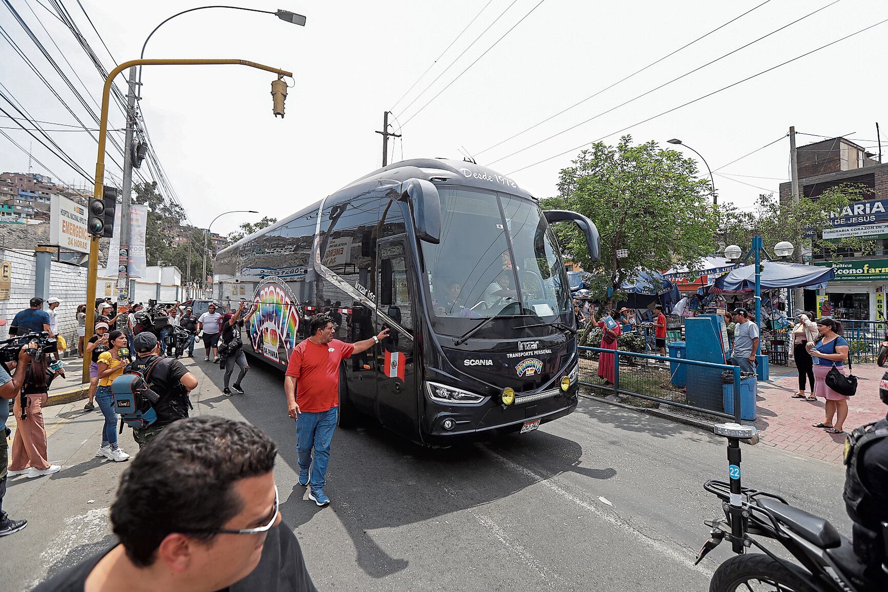 Delincuentes balean bus de la agrupación musical Armonía 10. Paul Flores, "Russo", integrante y vocalista falleció camino al hospital Hipólito Unanue. Foto: Julio Reaño/@photo.gec