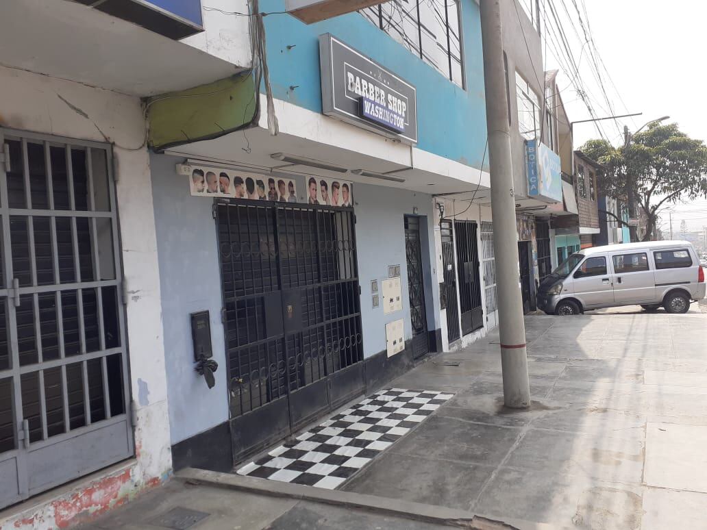 El joven barbero Alfredo Jhofren Guadalupe Córdova (18), fue herido de gravedad en asalto a la barbería donde labora. (foto: Mónica Rochabrum/Trome)