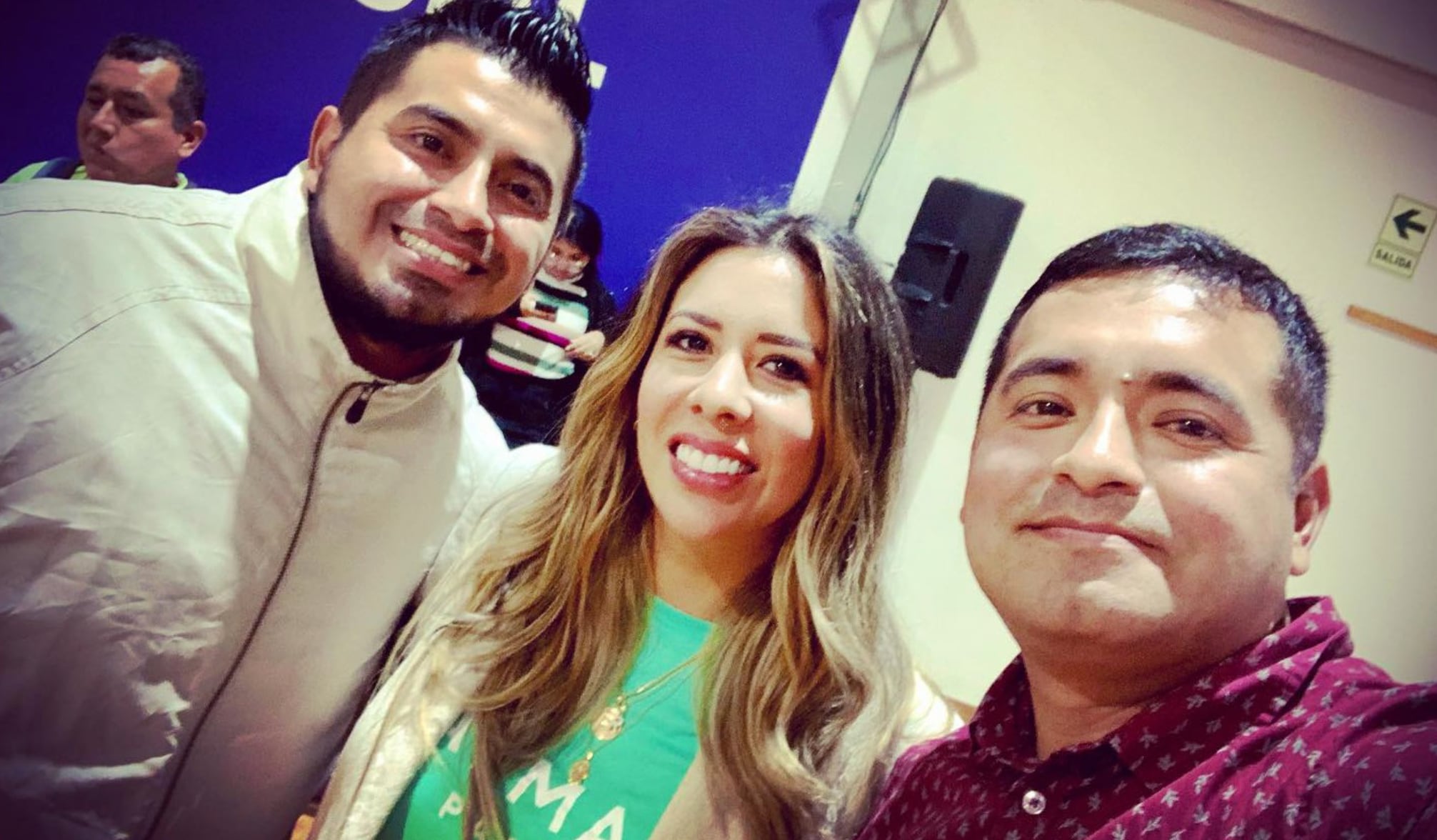 Rosselli Amuruz posa junto a Christiam Enrique (izq.), asesinado en la fiesta de Paul García, y su hermano Erik Enrique. Este último fue contratado en una oficina legislativa. (Foto: Facebook)