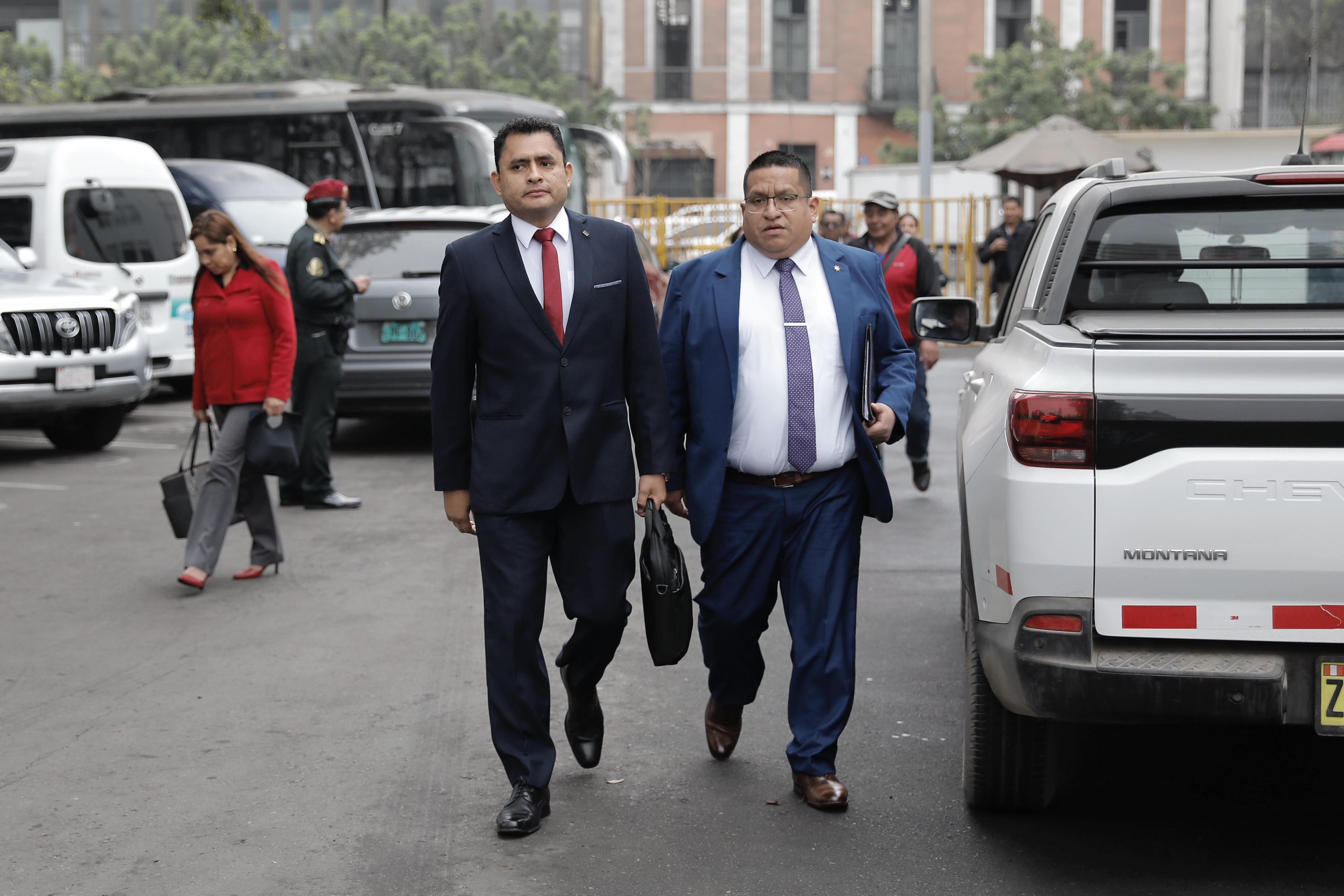 Capitán PNP Junior Izquierdo, conocido como "Culebra" llega a citación del Congreso. Lo acompaña su abogado. (Foto: Joel Alonzo)