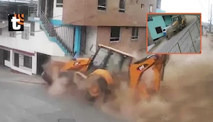 ¡Retroexcavadora fuera de control siembra el pánico en Villa María del Triunfo! Arrasó con casas y un mototaxi