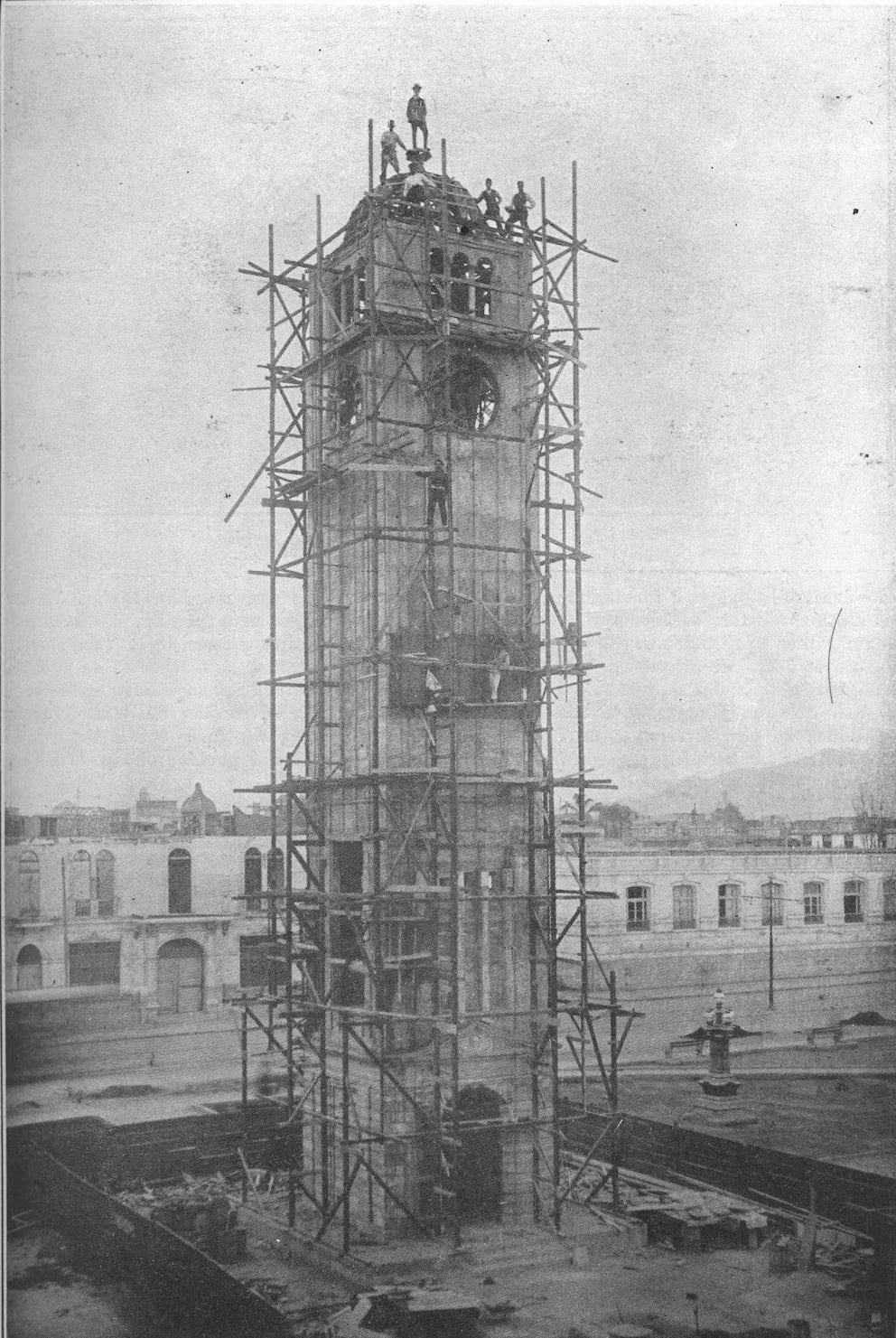Construcción de la torre del reloj. foto: Revista Variedades N° 745 (1922).