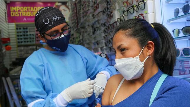 Brigadas del Minsa recorrieron Mesa Redonda para vacunar contra el COVID-19. Foto: Minsa