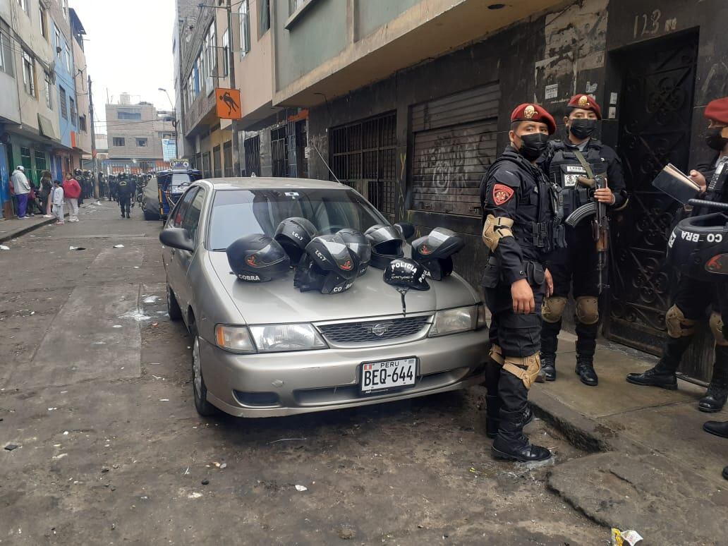 Policías del Escuadrón de Emergencia Centro intervinieron a presuntos miembros de la banda ‘Los Fierreros de San Jacinto’. (fotos: Mónica Rochabrum/Trome)