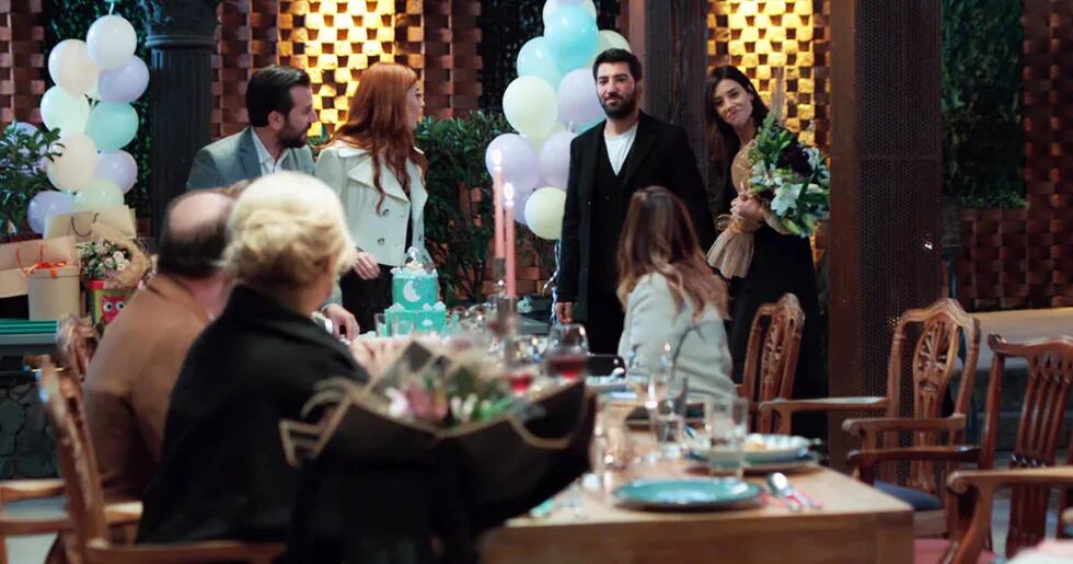 Asya y Aras se presentan como pareja en la fiesta de Bahar y Melih (Foto: Med Yapim)