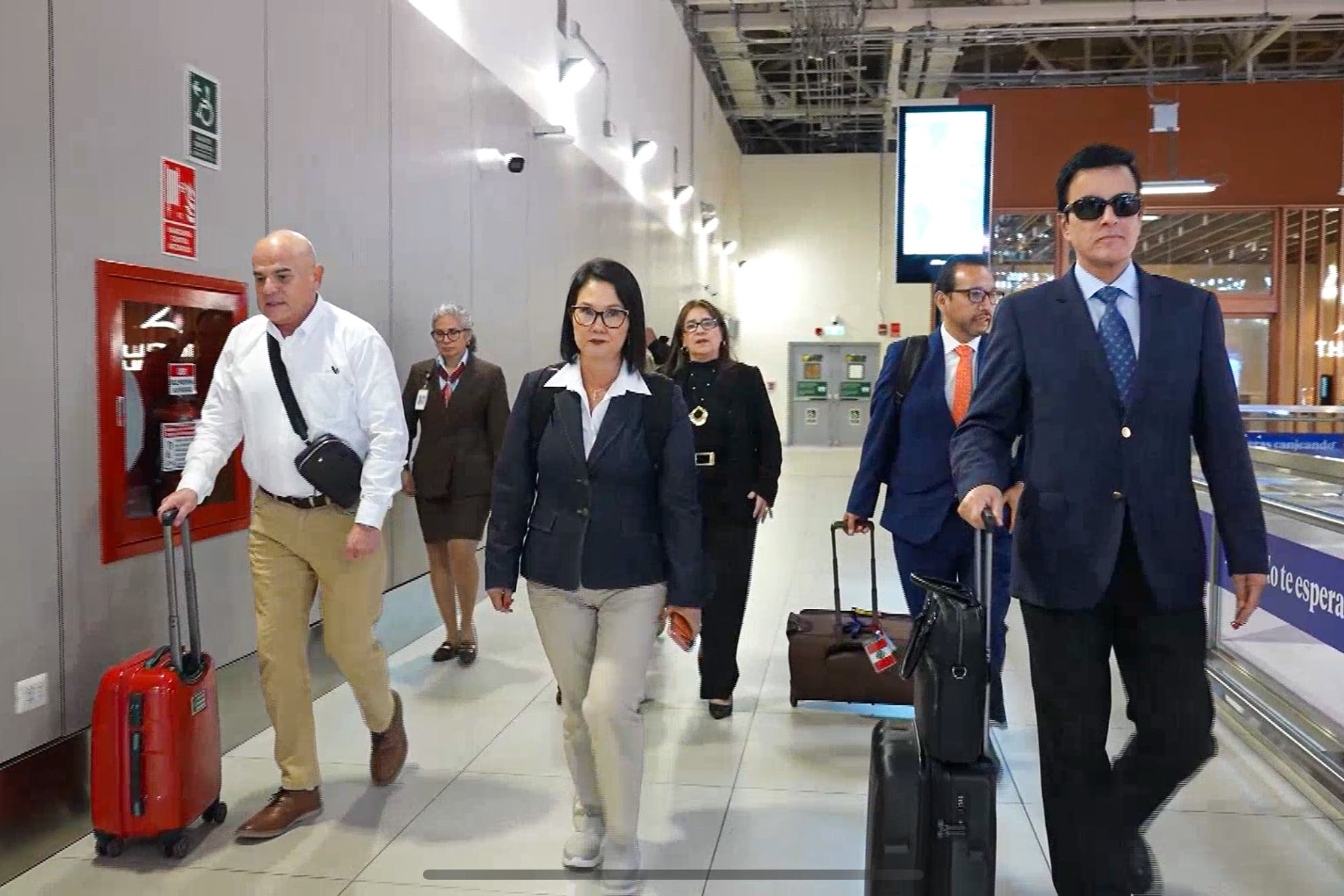 La presidenta Keiko Fujimori junto a su comitiva oficial antes de partir a El Salvador, donde se reunirá con su homólogo de ese país, Nayib Bukele. (Foto: Presidencia)