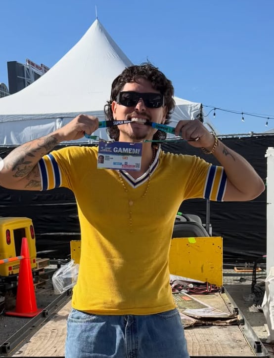 Bad Bunny se muestra en el backstage del Super Bowl 2026.