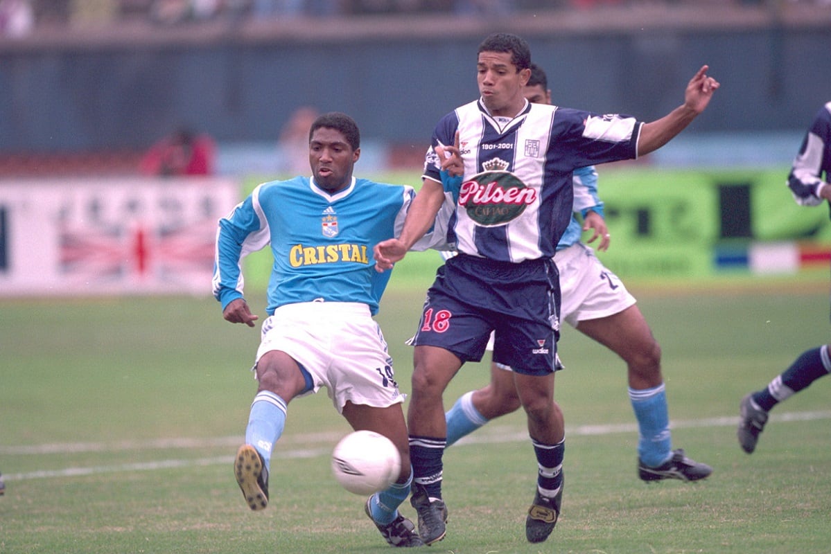 El 1 de julio del 2001, Alianza Lima venció a Sporting Cristal por 2-1 con goles convertidos por Henry Quinteros y Roberto Holsen, descontando Jean Ferrari para los celestes. Con este triunfó Alianza se coronó Campeón del Torneo Apertura. (Foto GEC Archivo)