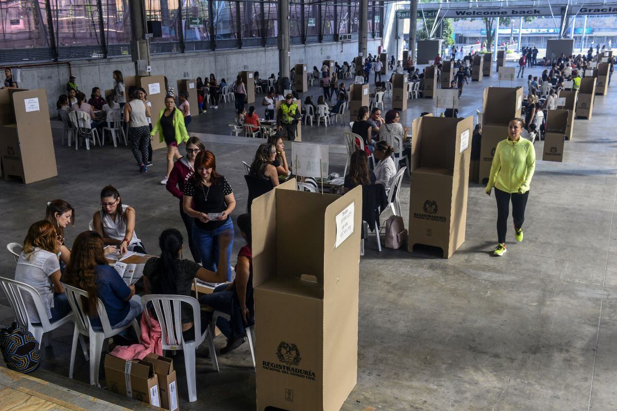 Elecciones en un centro de votación durante la segunda vuelta de los comicios presidenciales en Medellín, Departamento de Antioquia, el 17 de junio de 2018 (Foto: Joaquín Sarmiento / AFP)