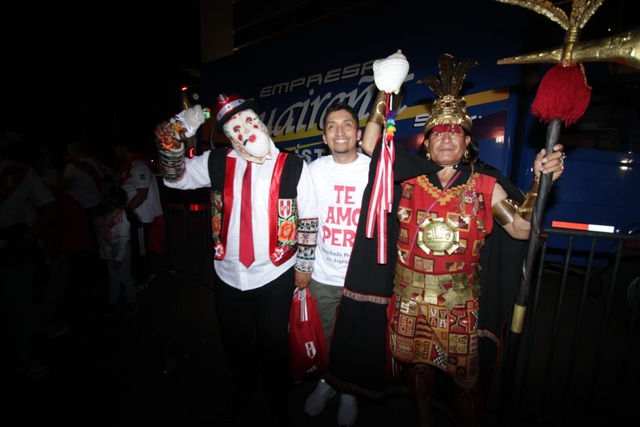 Hinchas peruanos en Paraguay realizaron el clásico banderazo y luego recogieron toda la basura que generaron. Foto: Alan Ramírez | Trome