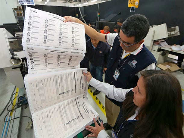 Personal de ONPE revisando la impresión de las actas electorales de una elección anterior (Foto: Agencia Andina)