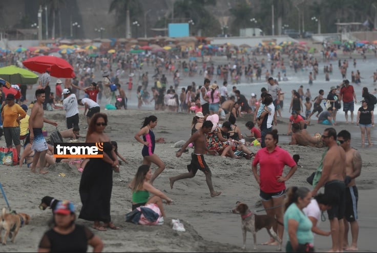 Aunque el día amaneció nublado, bañistas no se desanimaron y pasaron el feriado del Día del Trabajo en playas. (Isabel Medina / Fotos: Alessandro Currarino / Trome).