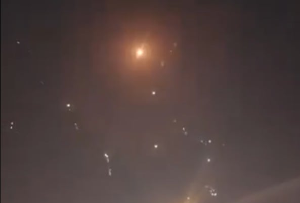 Se activan las defensas aéreas qataríes para interceptar los misiles balísticos de Irán contra la base aérea de los Estados Unidos en Doha, Qatar. (Foto: Captura de video/X)