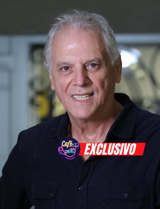 Javier Meneses en el Café con la Chevez
