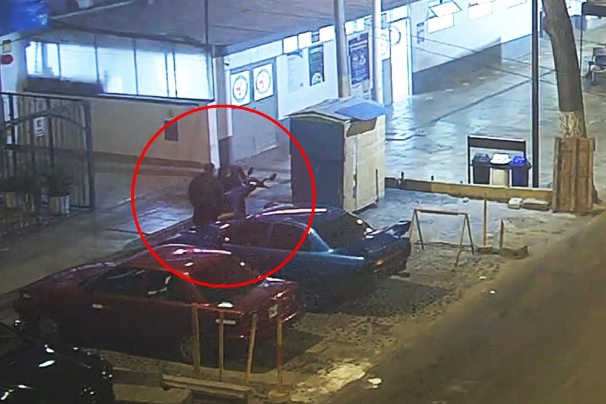 Vigilantes se llevan la moto para después regresar a su puesto de vigilancia en hospital miraflorino (Foto: @americanoticias)