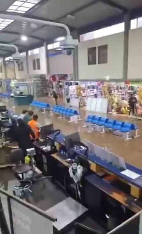 Terminal Terrestre de Arequipa se vio afectada debido al ingreso del caudal de la torrentera.