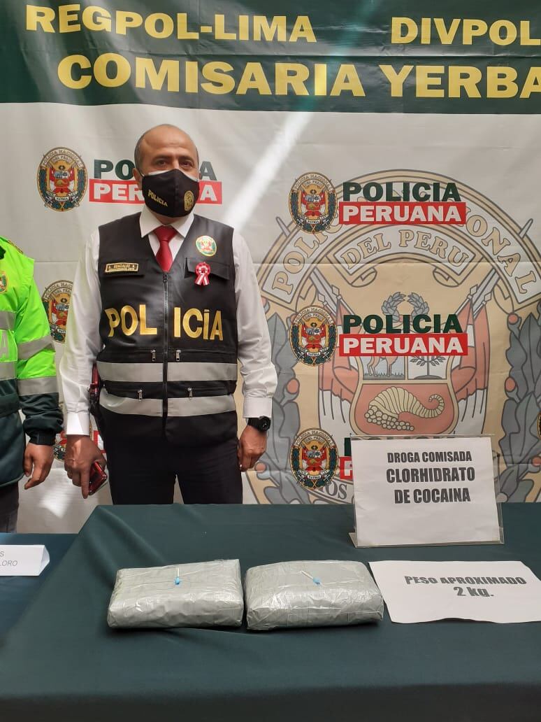La parejita fue detenida con dos ladrillos de clorhidrato de cocaína frente a centro comercial, en El Agustino.