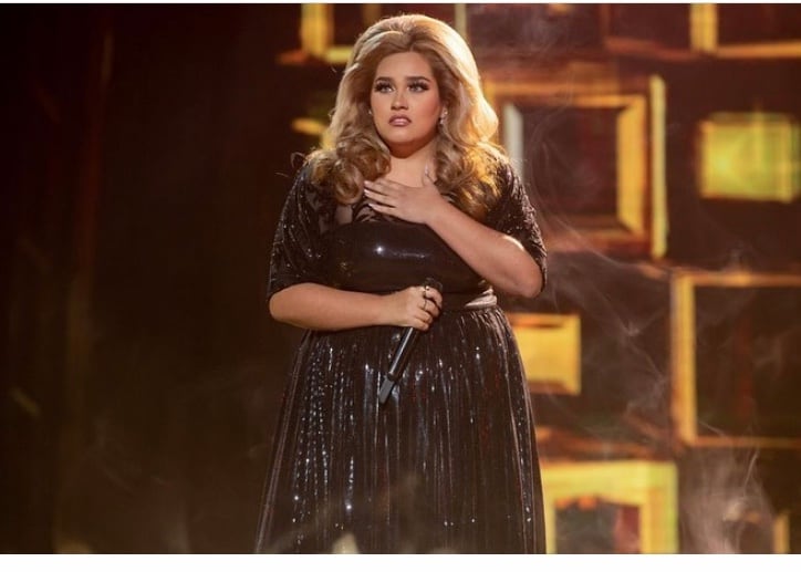 Joaquina Carruitero como Adele en el programa "El Retador" de Televisa.