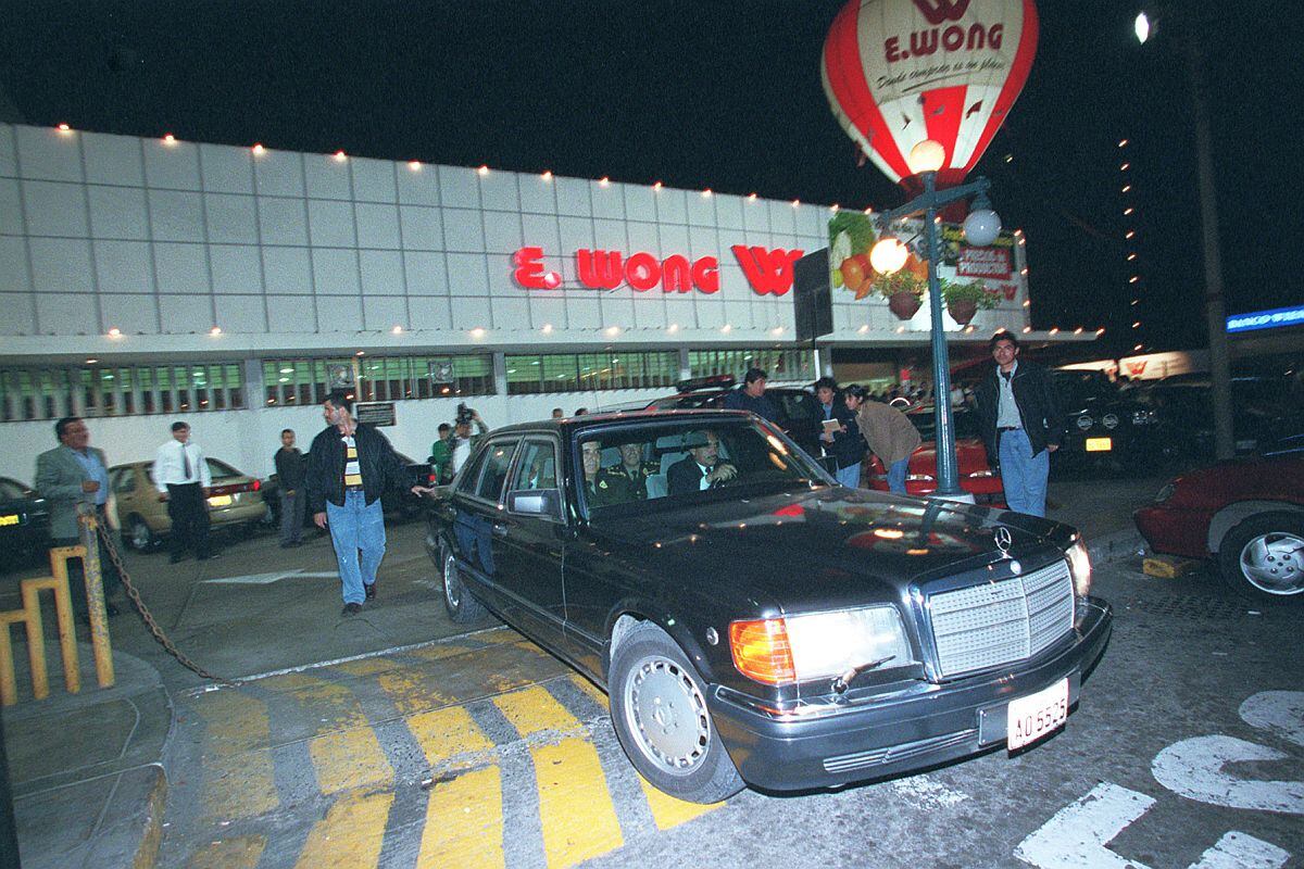 La familia Wong contaba con una cadena de 15 supermercados que operaban con la marca E.Wong hacia fines de los años 90. En esta foto se observa uno de sus tiendas en Surco. (Foto: Juan Ponce / GEC)