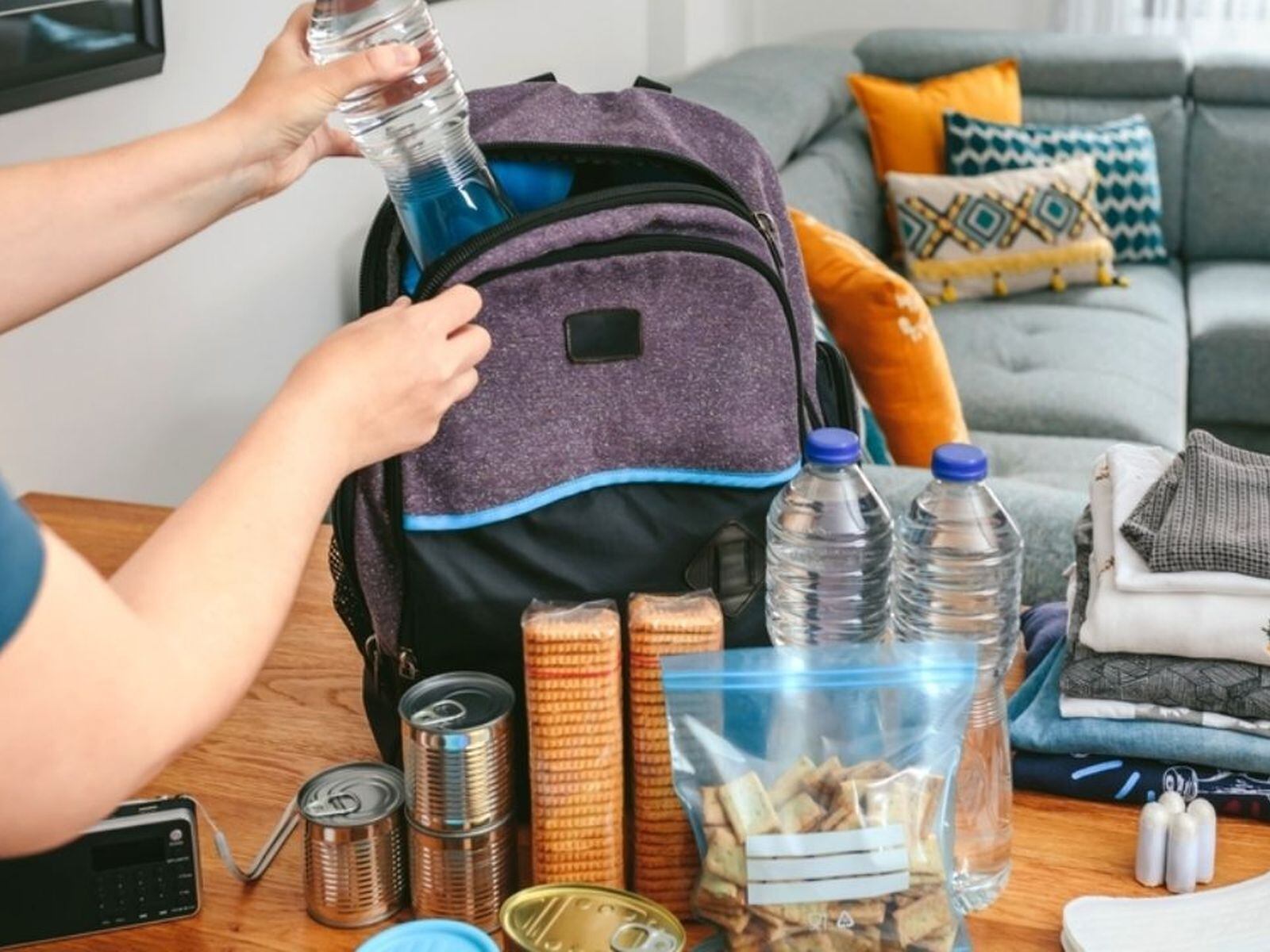 Independientemente del lugar donde vivas, es importante tener claro qué artículos son importantes para nuestra mochila de emergencia en caso de sismo o cualquier desastre natural (Foto: iStock)