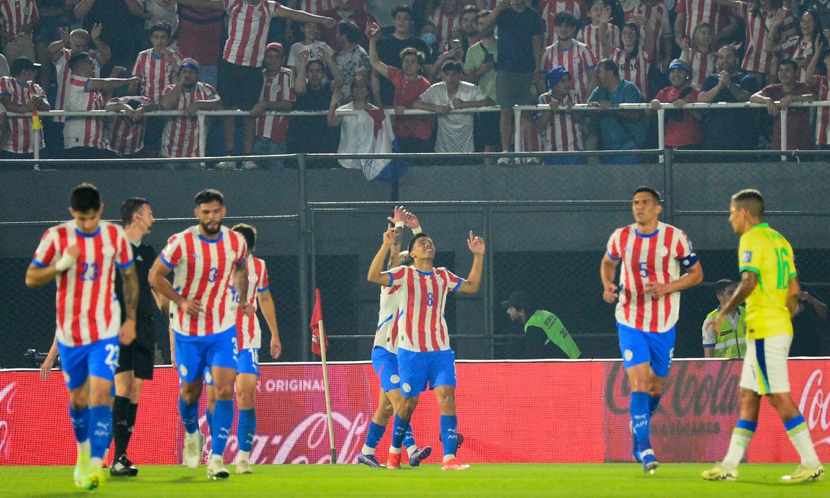 Con gol de Diego Gómez, Paraguay derrotó a Brasil y dio un batacazo de la jornada 8 en las Eliminatorias 2026. (Foto: AFP)
