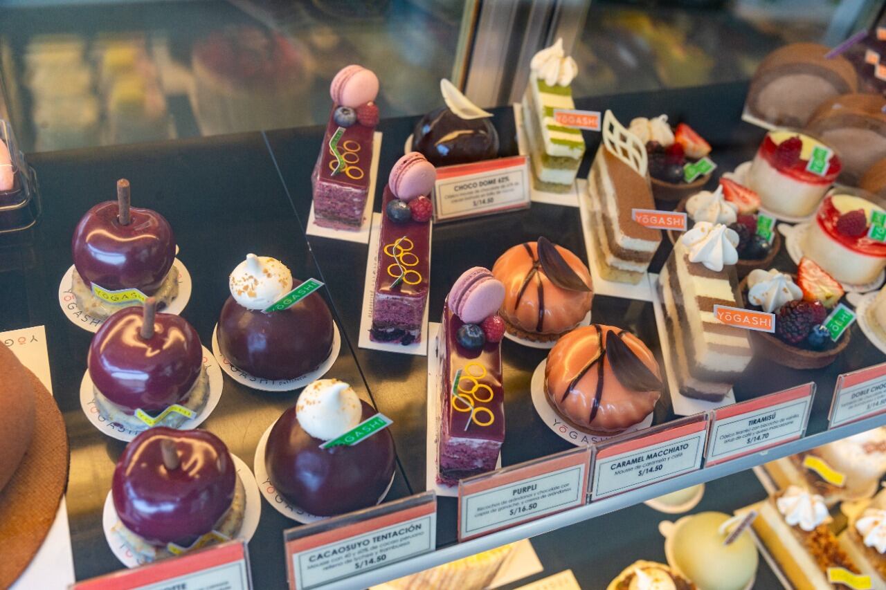 La vitrina de la tienda siempre ofrece novedades. El cliente tiene una gran variedad de pasteles para pedir.
Foto; Allergino Quintana.