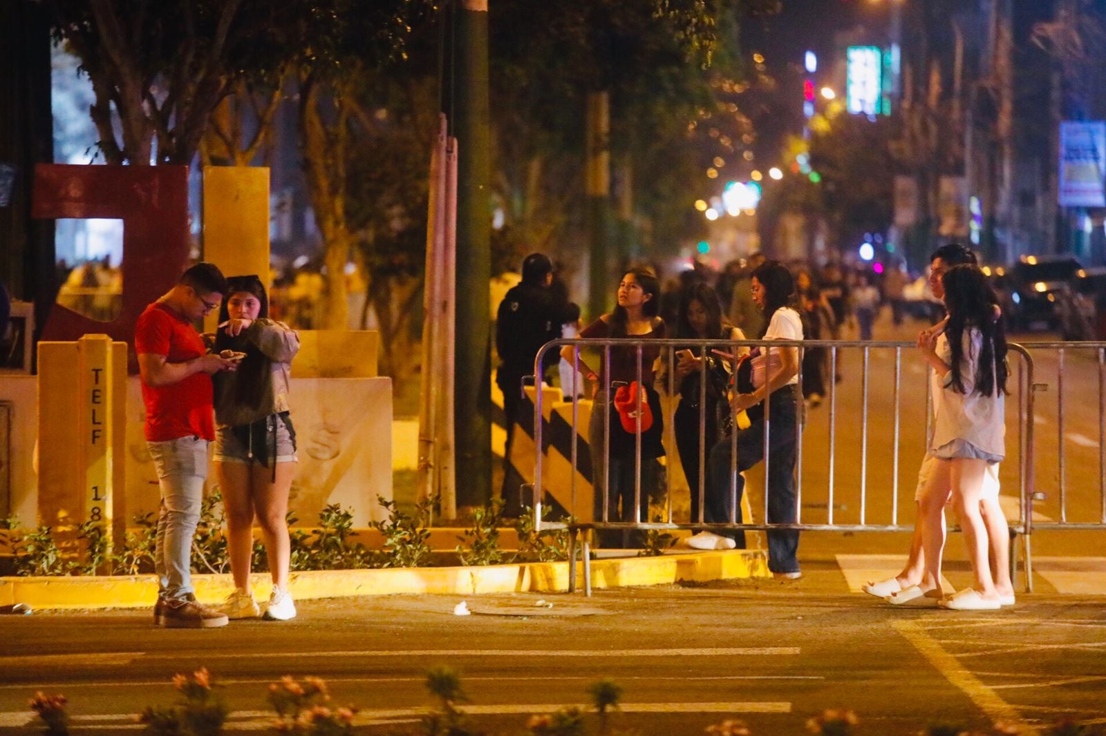 Transeúntes que atestiguaron el atentado se reúnen para dar información a la PNP.