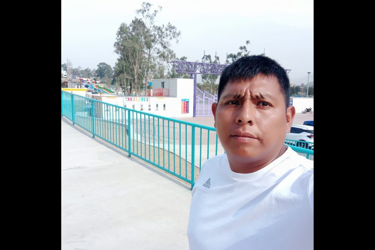 Enfurecidos amigos de la víctima corretearon y quemaron mototaxi de sicarios.