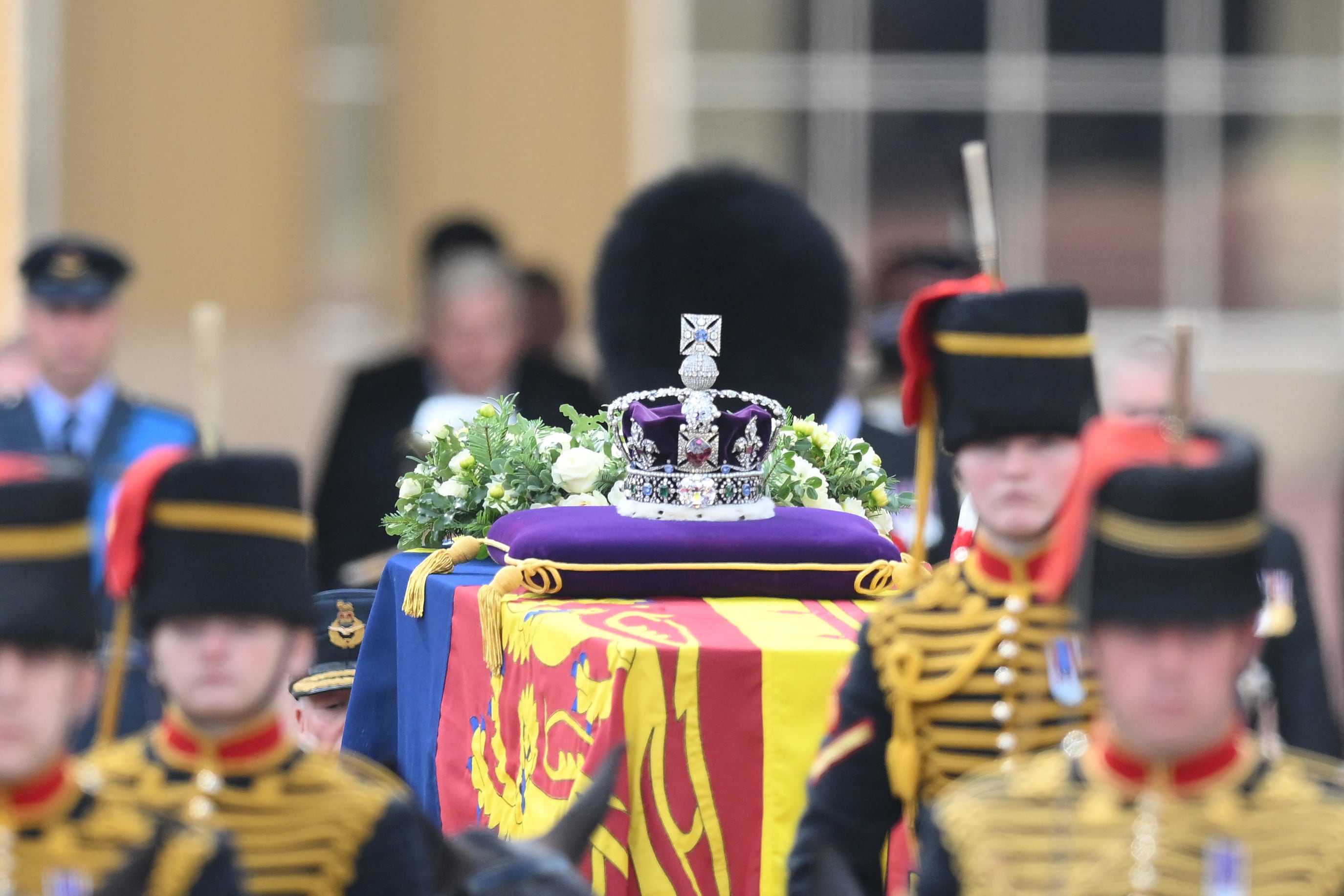 La Corona imperial del Estado está sobre el féretro de Isabel II del Reino Unido. (Foto: Daniel LEAL / POOL / AFP)