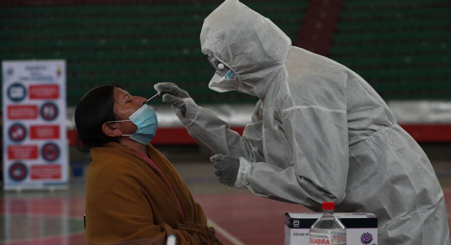 "Si un paciente no tiene una prueba PCR que haya confirmado el diagnóstico y muere, ese paciente no falleció por COVID-19 así tenga todos los síntomas, y es ilegal incluso llenar un certificado de defunción que indique COVID-19”. (Foto: EFE/ Martín Alipaz)