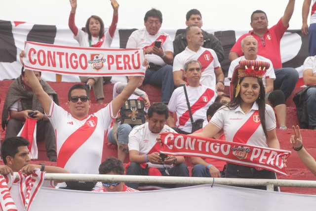 Hinchas peruanos alientan a la selección previo a su encuentro con Paraguay en Ciudad del Este. Foto: Alan Ramírez