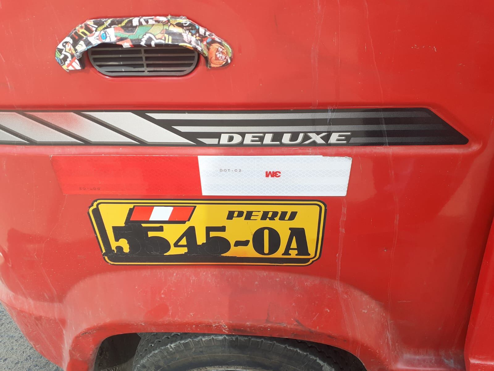 Tres venezolanos, presuntos miembros de la banda 'Los Chamos de Campoy', quienes en media hora asaltaron a dos padres, sus hijos menores, y luego a una jovencita, fueron atrapados por un equipo de policías de la comisaria de Zárate, en San Juan de Lurigancho.